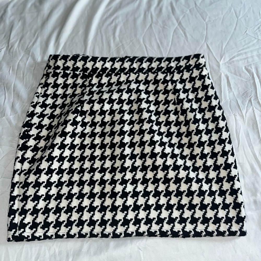 Black & white fitted mini skirt